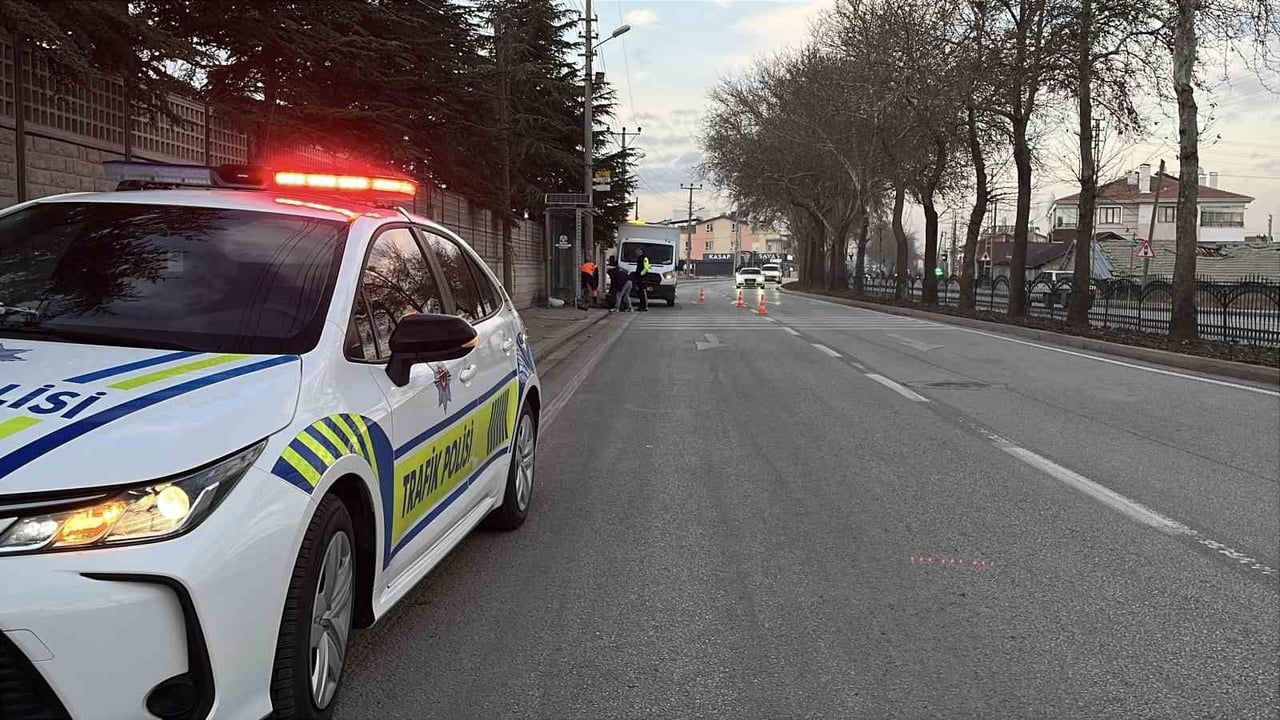 Konya'da motosiklet otobüs durağına çarptı: 1 ölü