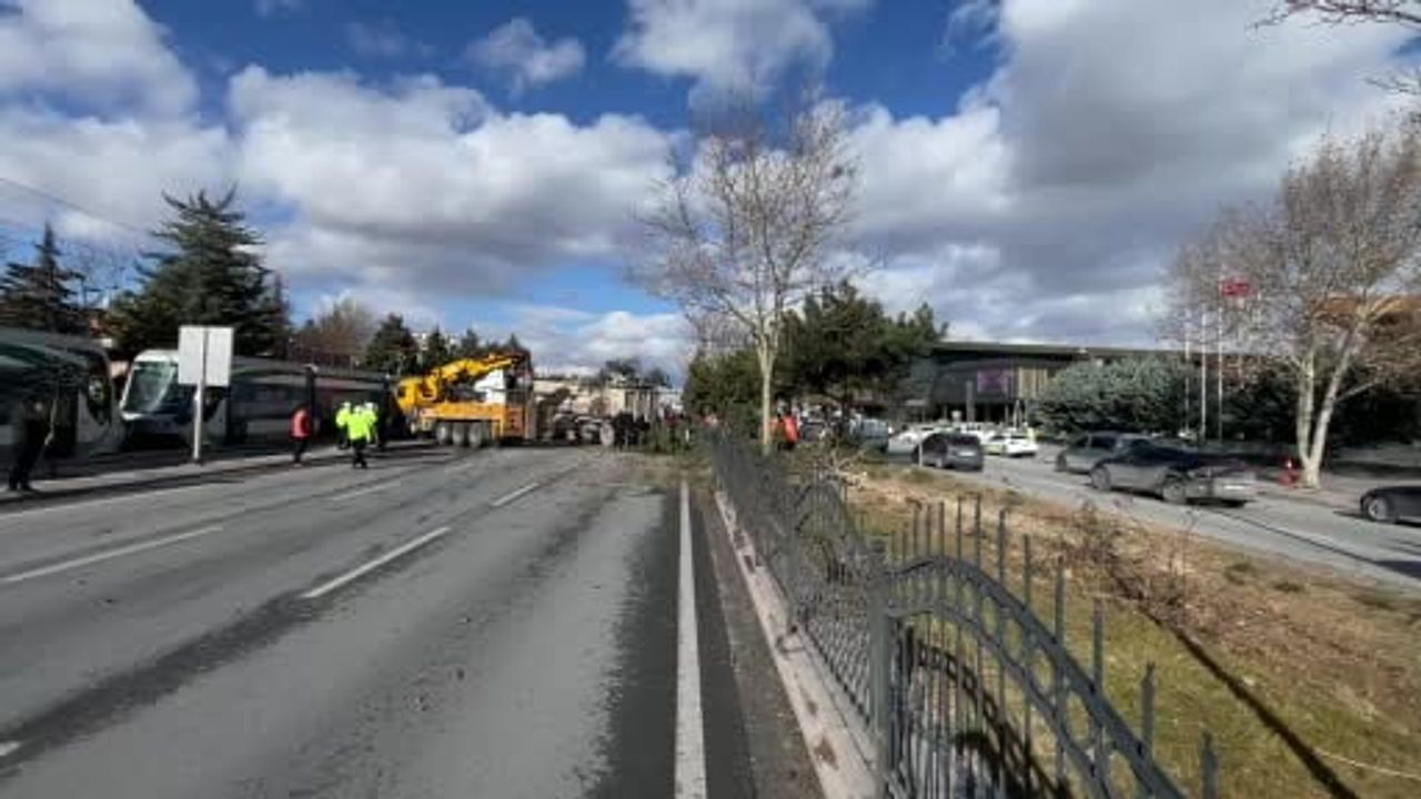 Konya'da Tır Ağaçları Ezerek Karşı Şeride Geçti: Sürücü Ağır Yaralandı