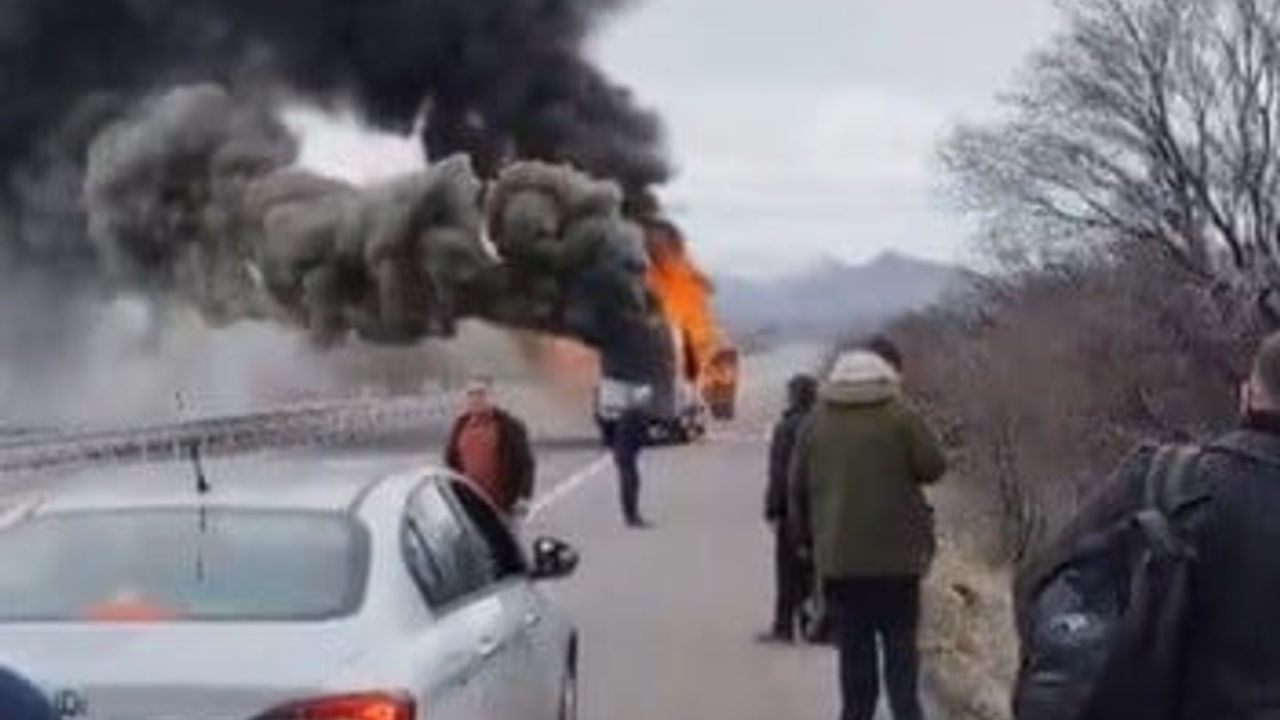 Konya'da Yolcu Minibüsü Alev Aldı — Yolcular Erken Tahliye Edildi