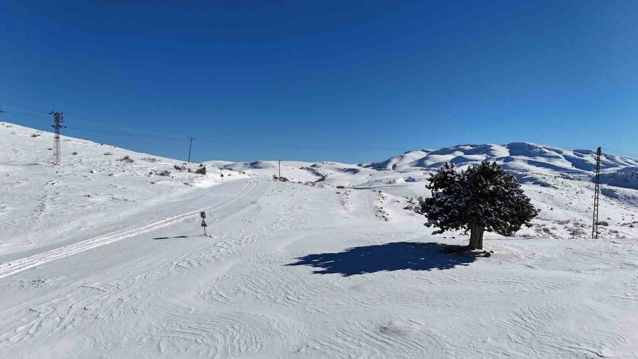 Konya Hadim'de Kar Yağışı: Kiraz Bahçeleri Beyaza Büründü