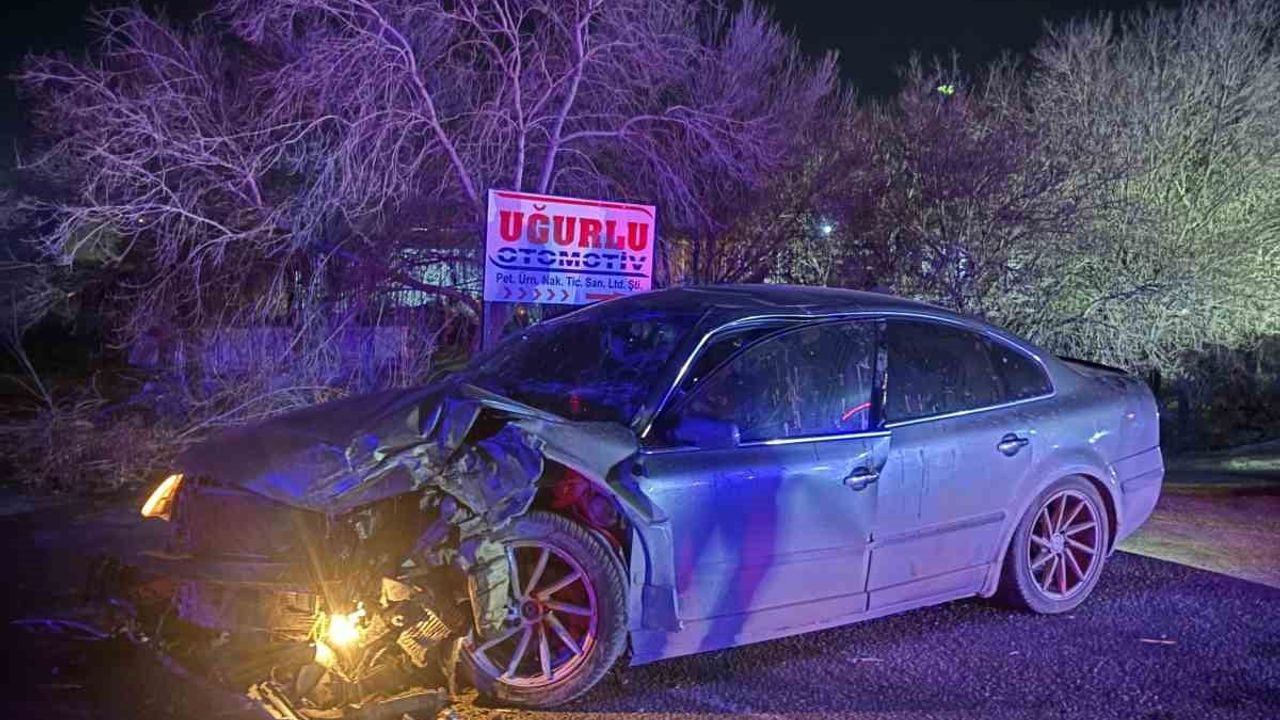 Konya Karapınar'da Otomobil ile Çekici Çarpıştı: 5 Yaralı