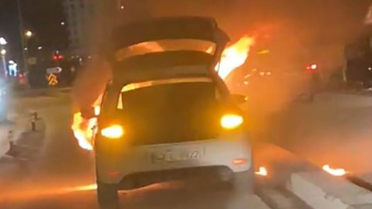 Konya Karapınar'da Seyir Halindeki Otomobil Alev Aldı