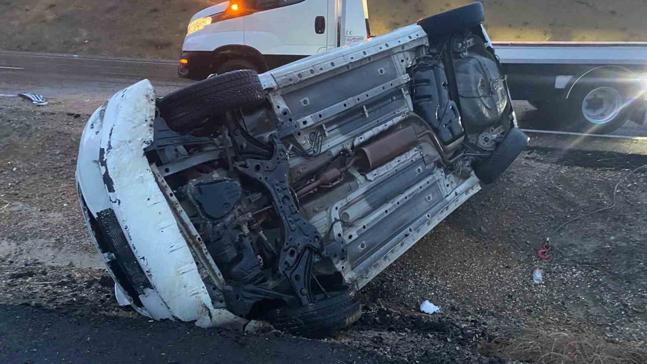 Konya Kulu'da Otomobil Refüje Devrildi: Aynı Aileden 4 Kişi Yaralandı