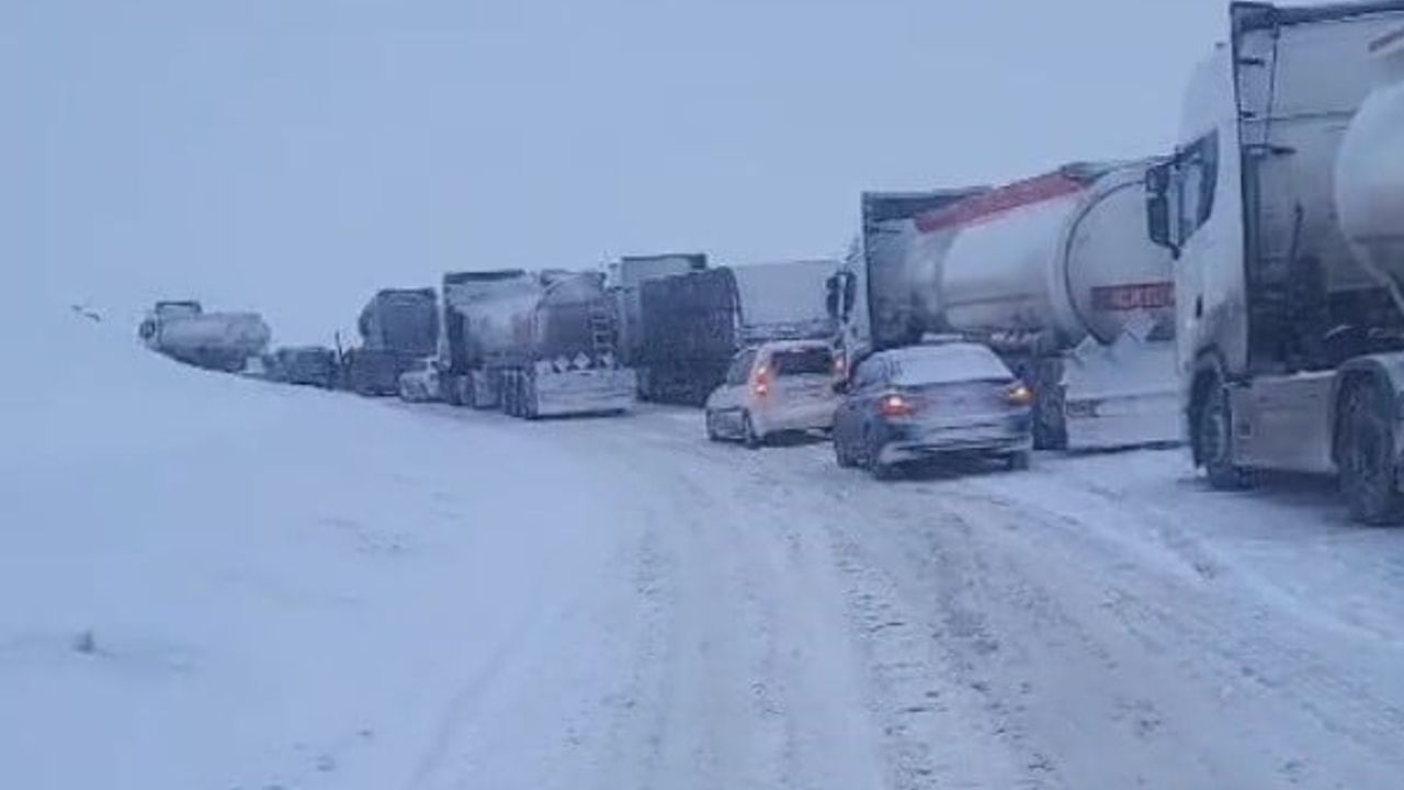 Kop Dağı Geçidi'nde Tipi Bayburt-Erzurum Ulaşımını Aksattı