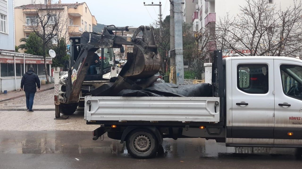 Körfez'de Şiddetli Fırtına: Çatılar Uçtu, Araçlar Hasar Gördü