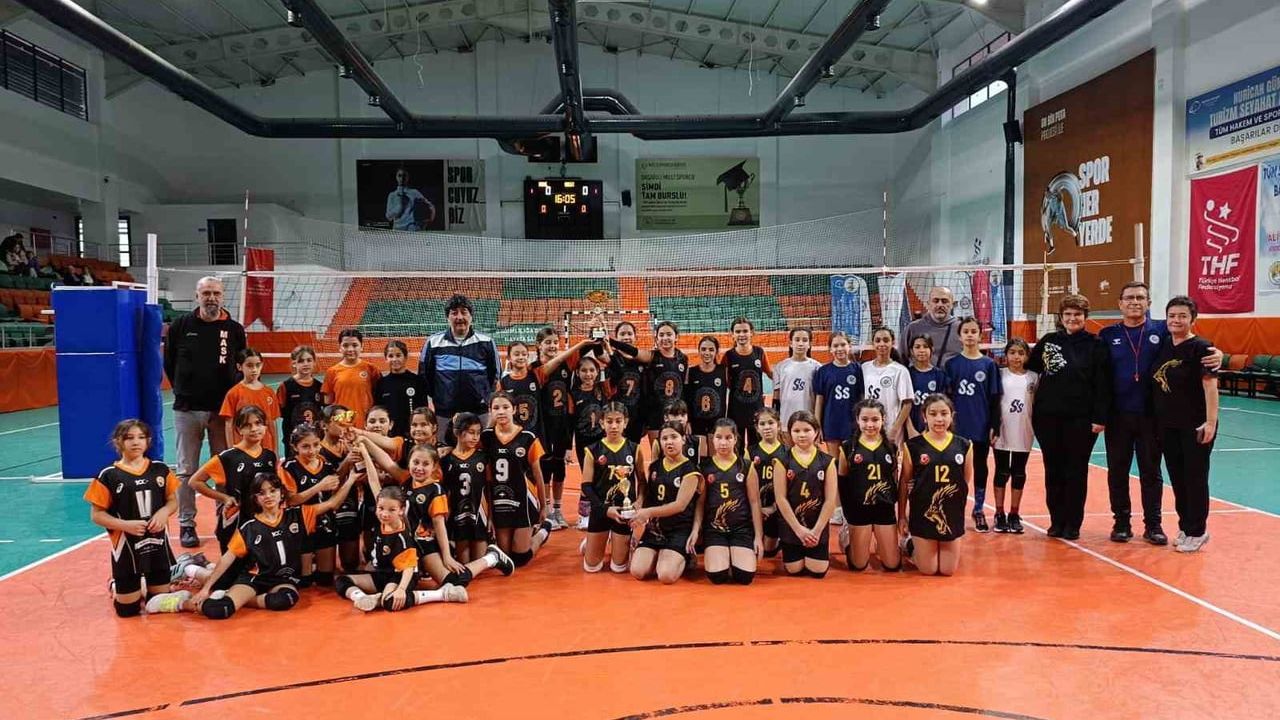 Köyceğiz'de Minik Voleybolcular Dostluk Maçlarında Buluştu