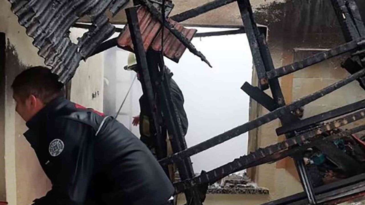 Köyceğiz Yenimahalle'de Çatı Katı Yangını: Ev Tamamen Yandı