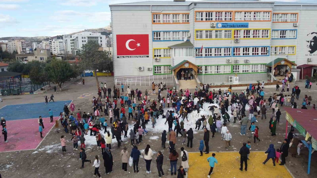 Kozan'da Kamyon Kamyon Kar: Öğrenciler Unutulmaz Bir Gün Yaşadı