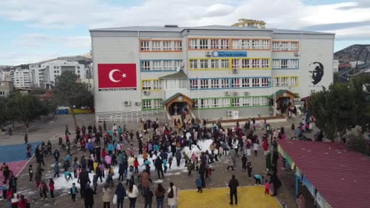 Kozan'da Kamyonla Gelen Kar: Adanalı Öğrenciler Unutulmaz Anlar Yaşadı