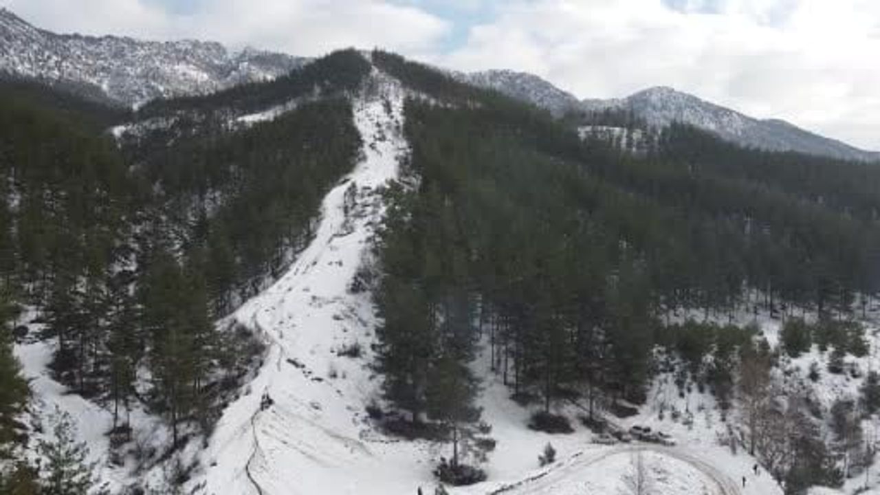 Kozan'da Kar Keyfi: Kardan Adama Sucuk Ekmek ve Şalgam İkramı