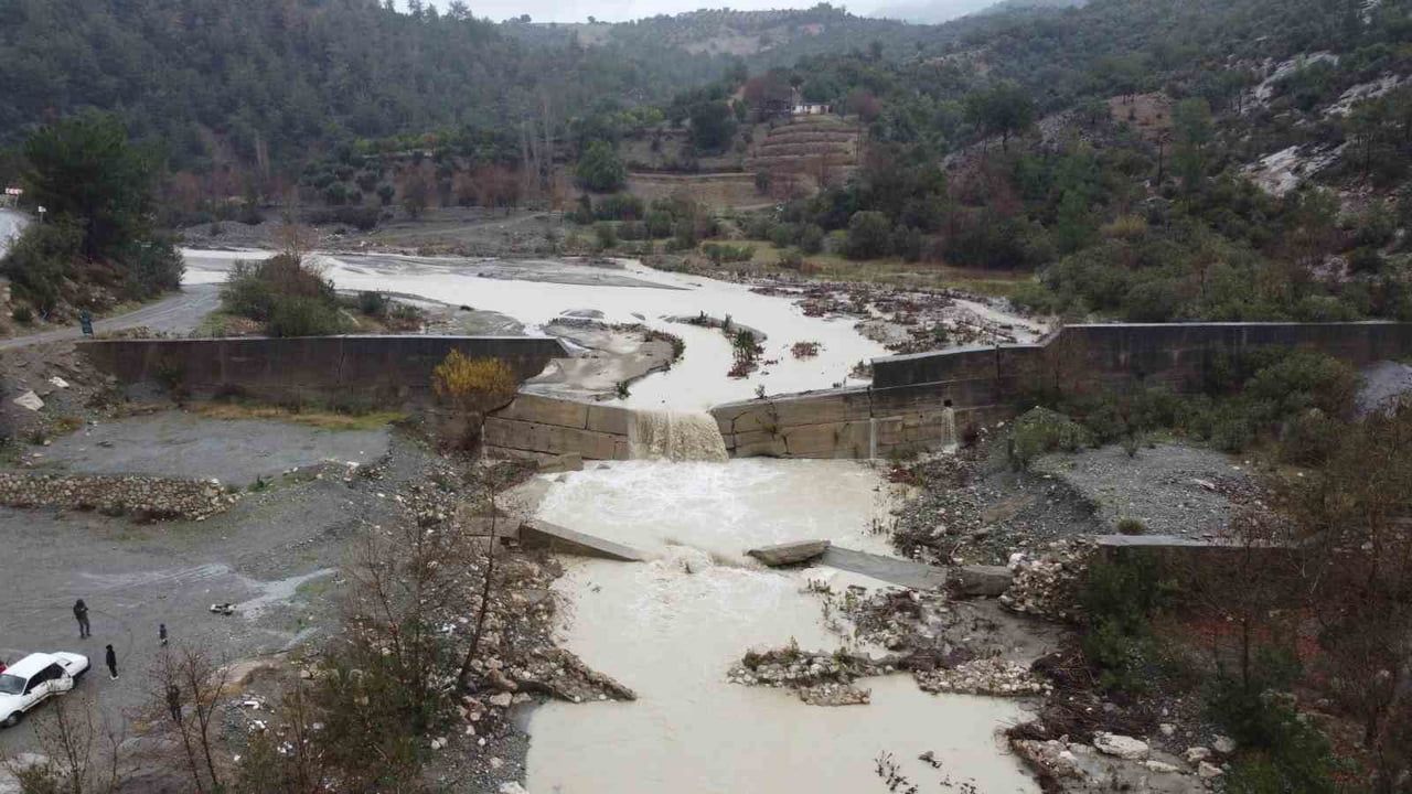 Kozan'da Kuruyan Deliçay Yeniden Çağladı: Çiftçiler Rahat Nefes Aldı