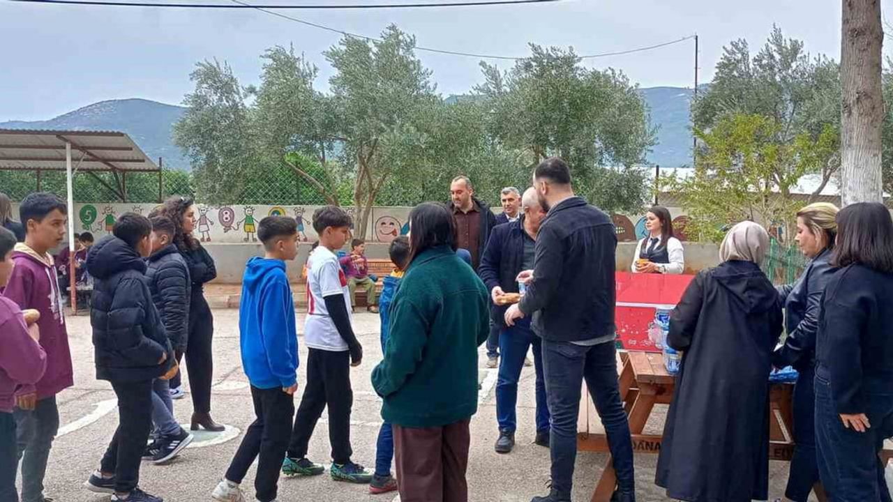 Kozan’da Şehit Aileleri ve Gazilerden Öğrencilere Simit İkramı