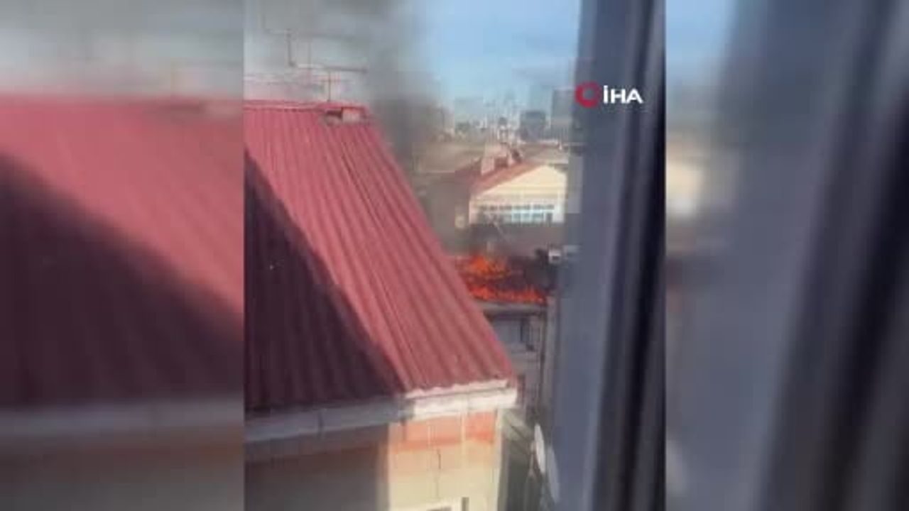 Küçükçekmece'de 3 Katlı Binada Çatı Yangını