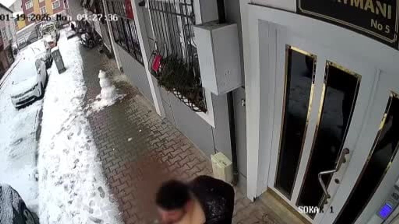 Küçükçekmece’de Çocukların Kardan Adamını Aldı Götürdü — O Anlar Kamerada