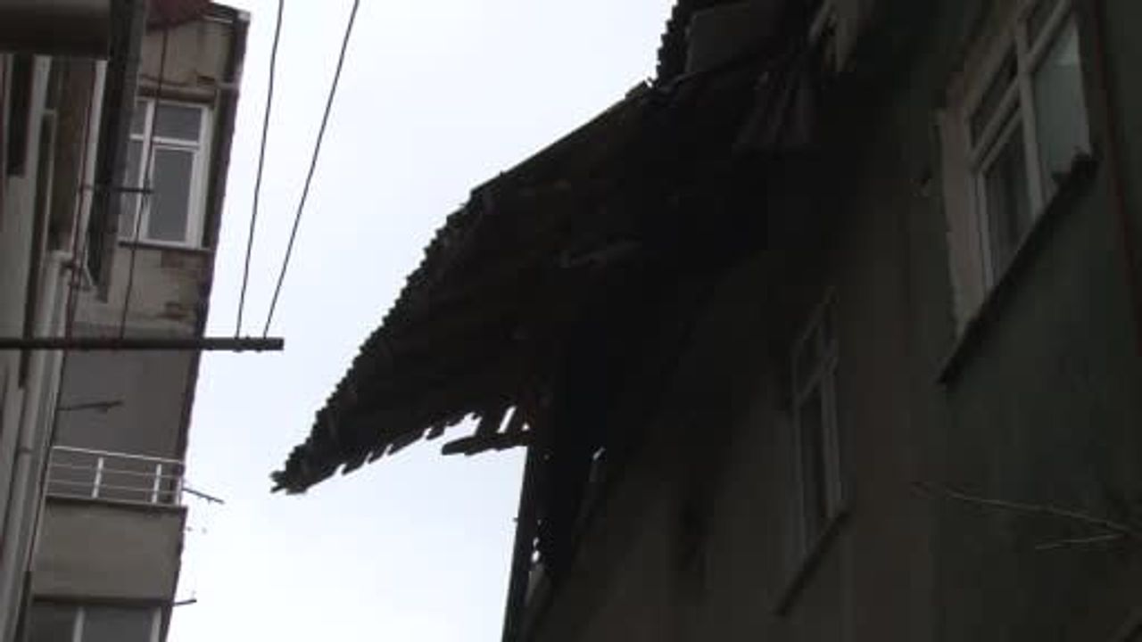 Küçükçekmece'de fırtına: Uçan çatı 5 katlı binaya savruldu