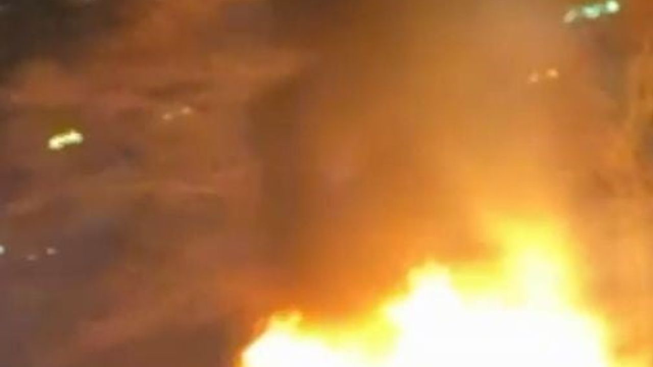 Küçükçekmece'de İskele Yangını: İki Kayık Alev Alev Yandı