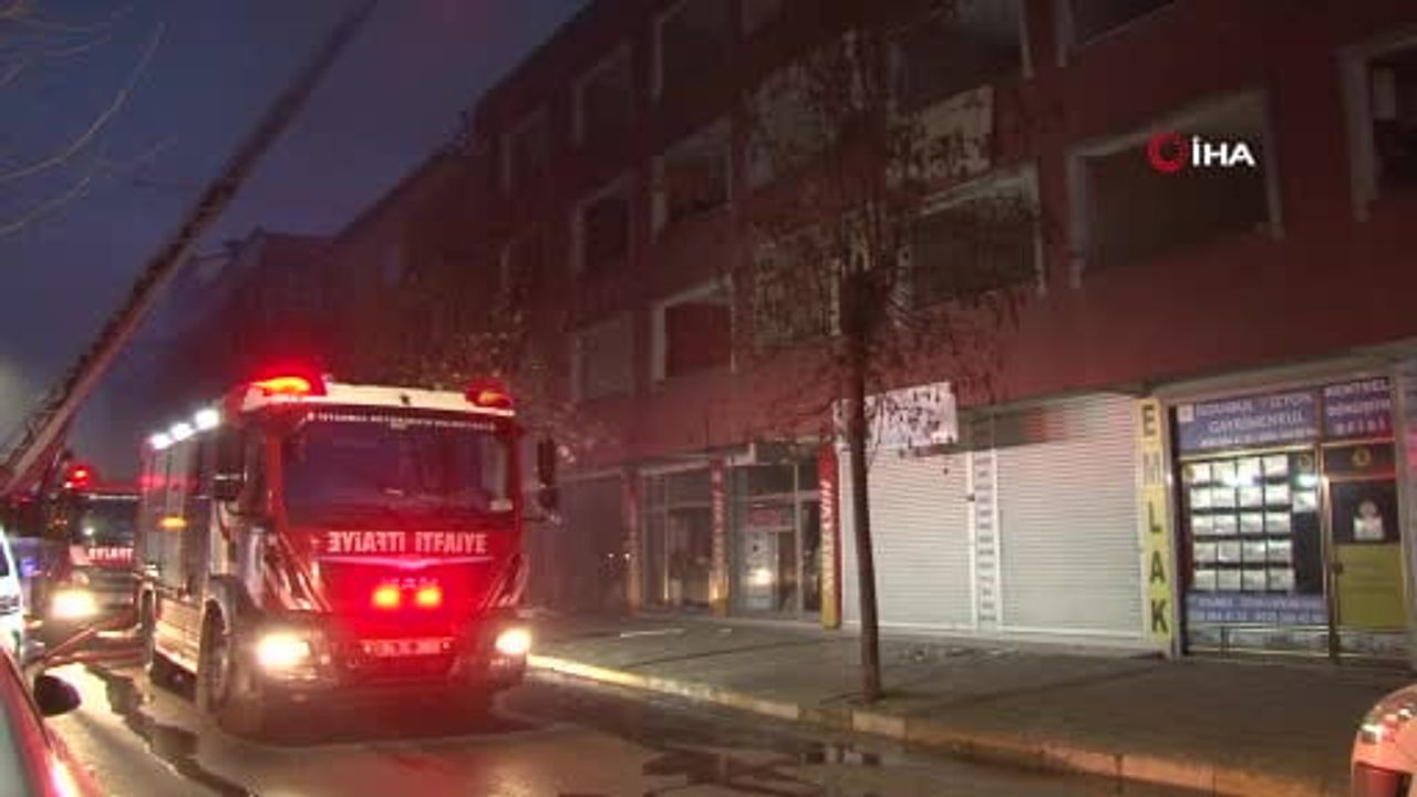 Küçükçekmece'de Kentsel Dönüşüm Binasında Çatı Yangını