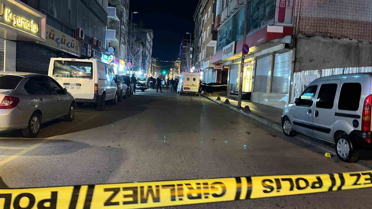 Küçükçekmece'de motosikletli silahlı saldırı: 2 ölü, 1 yaralı