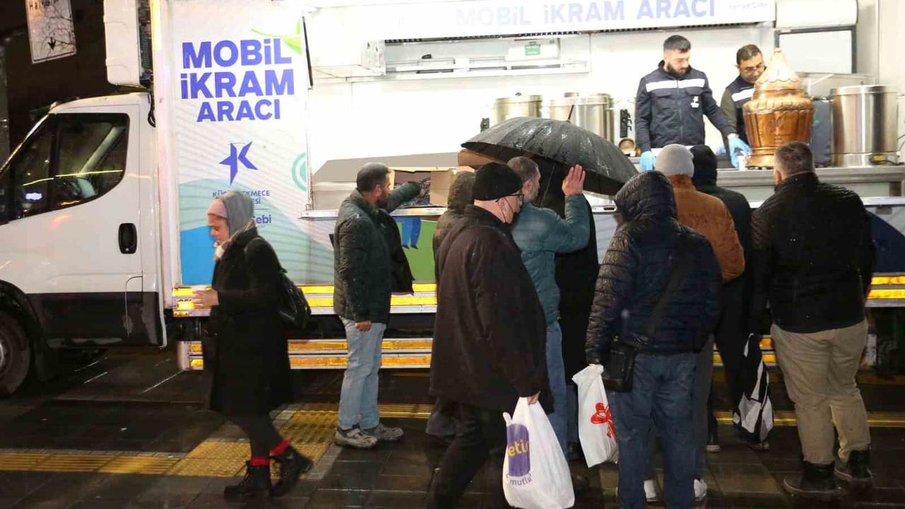 Küçükçekmece'de Sıcak Çorba Dayanışması: Belediyeden Ücretsiz İkram