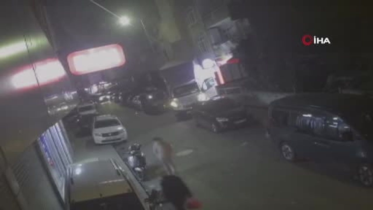 Küçükçekmece'de Şiddetli Rüzgar Çatı Uçurdu, Araçlar Hasar Gördü