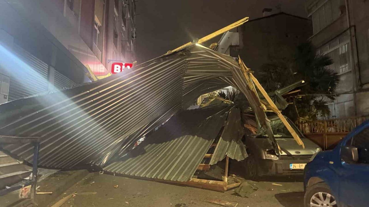 Küçükçekmece'de Şiddetli Rüzgar Çatıyı Uçurdu: 3 Araç Hasar Gördü