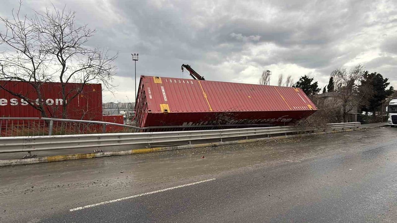 Küçükçekmece Halkalı'da Şiddetli Rüzgar: Konteynırlar Devrildi