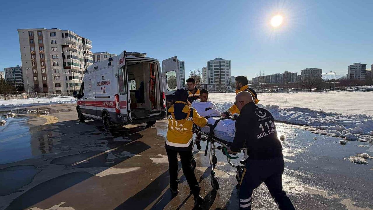 Kulp'ta 20 yaşındaki yanık hastası helikopter ambulansla Dicle Üniversitesi Tıp Fakültesi Hastanesine sevk edildi