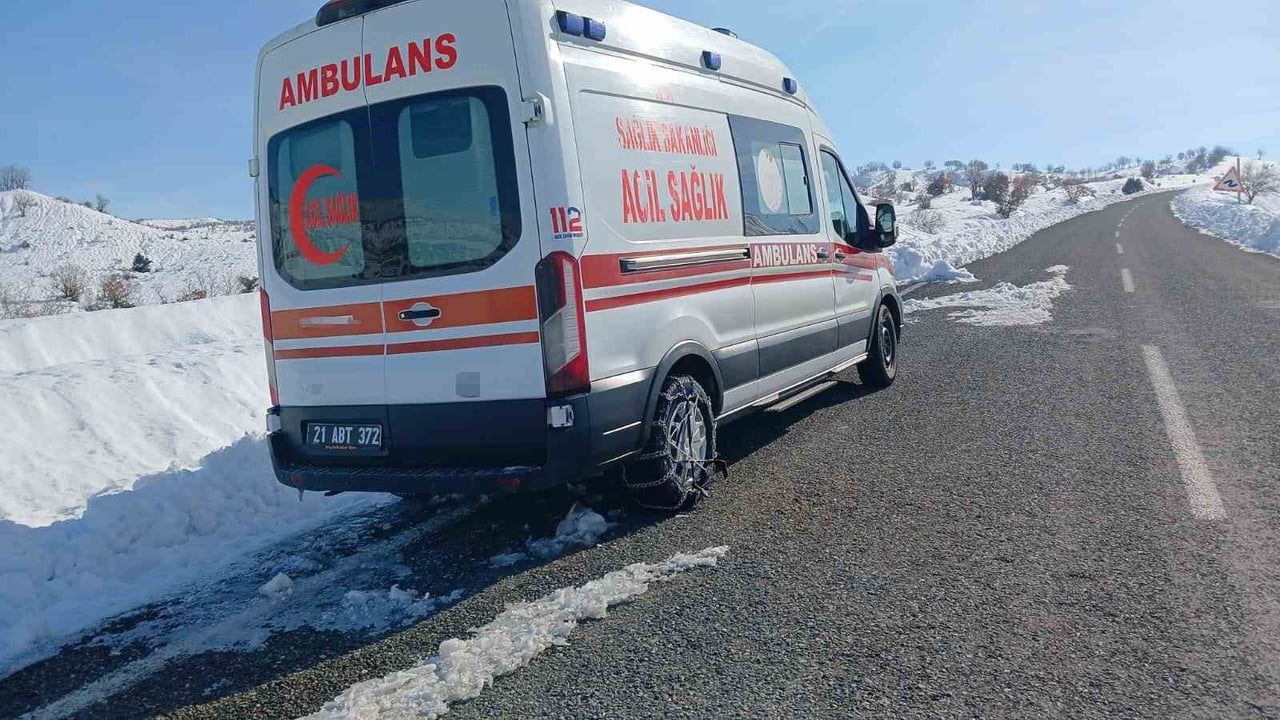 Kulp'ta ambulans arızası: Konuklu Mahallesi'nde üç gündür yol kenarında