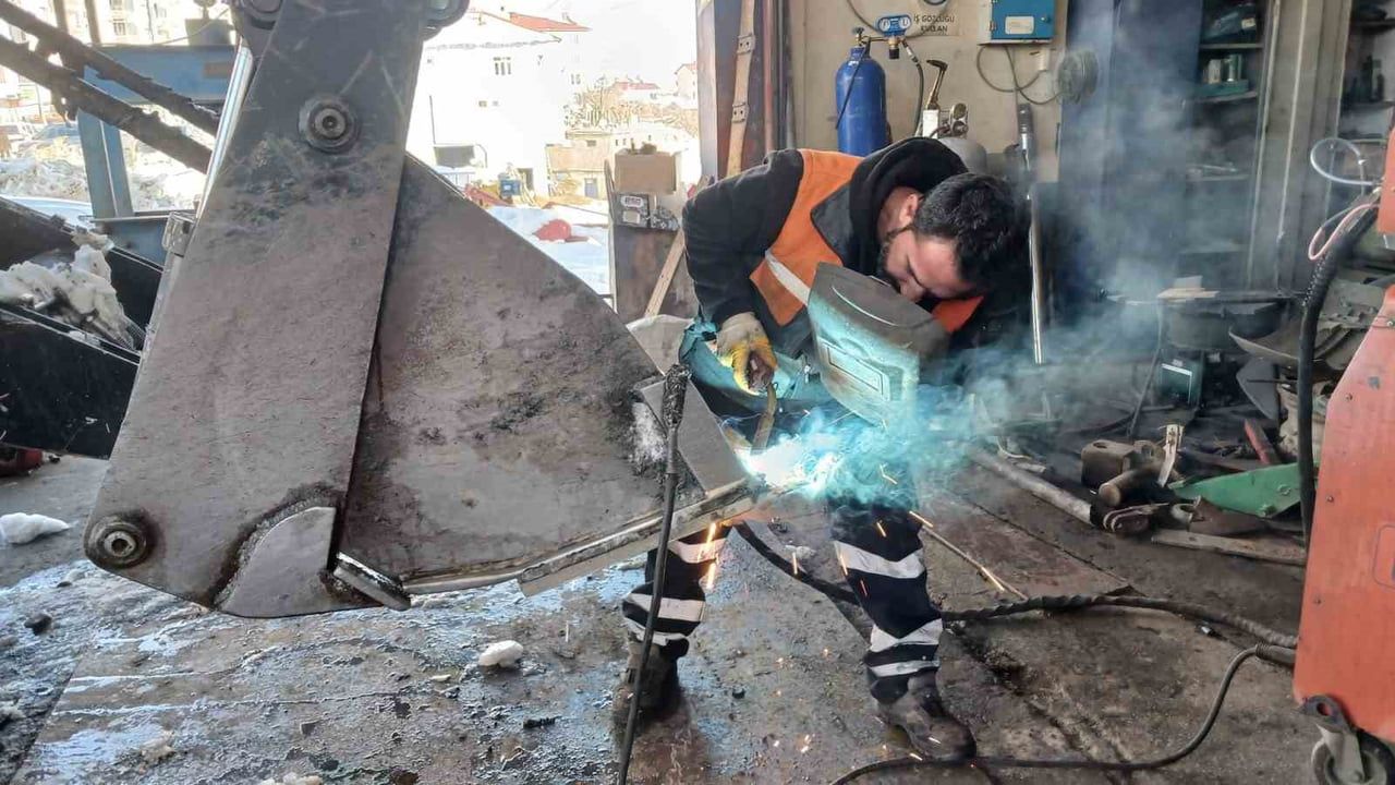 Kulp’ta dondurucu soğuklar oto tamircilerini zorluyor