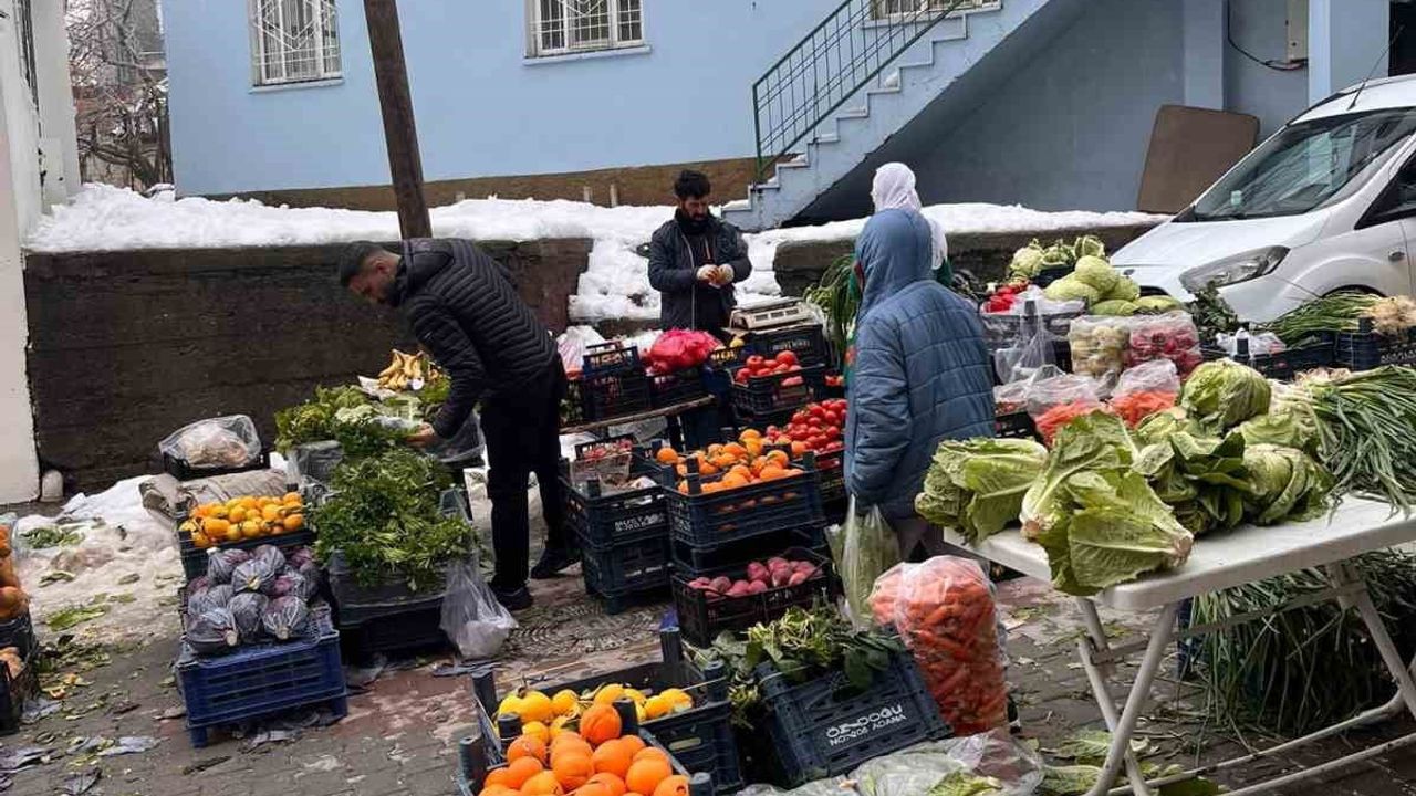 Kulp’ta kar engeli kalktı: Salı pazarı üç hafta sonra açıldı