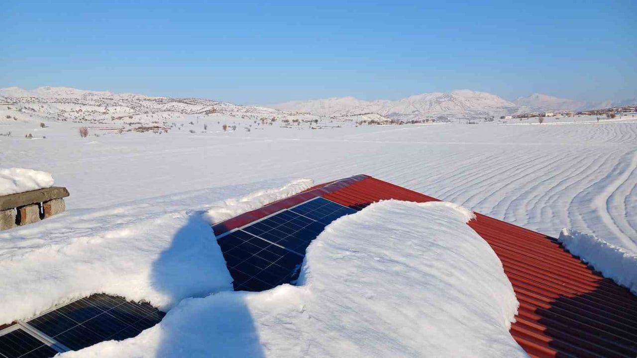 Kulp'ta Kar Güneş Panellerini Vurdu