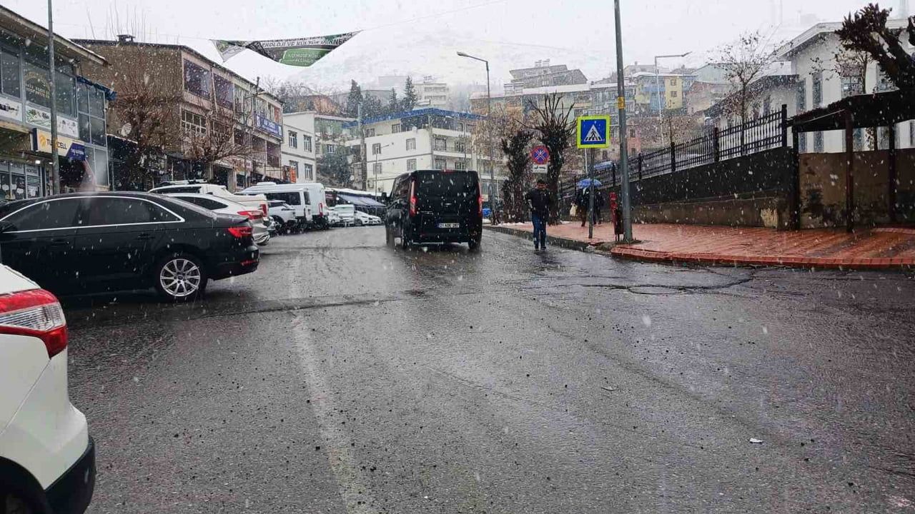 Kulp'ta kar yağışı etkili oldu — Diyarbakır'da ulaşım uyarısı