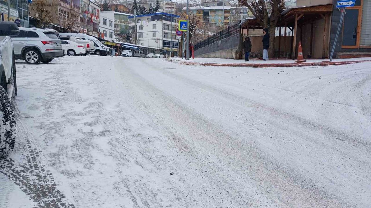 Kulp’ta taşımalı eğitime 1 günlük kar tatili: İlçe merkezinde okullar açık