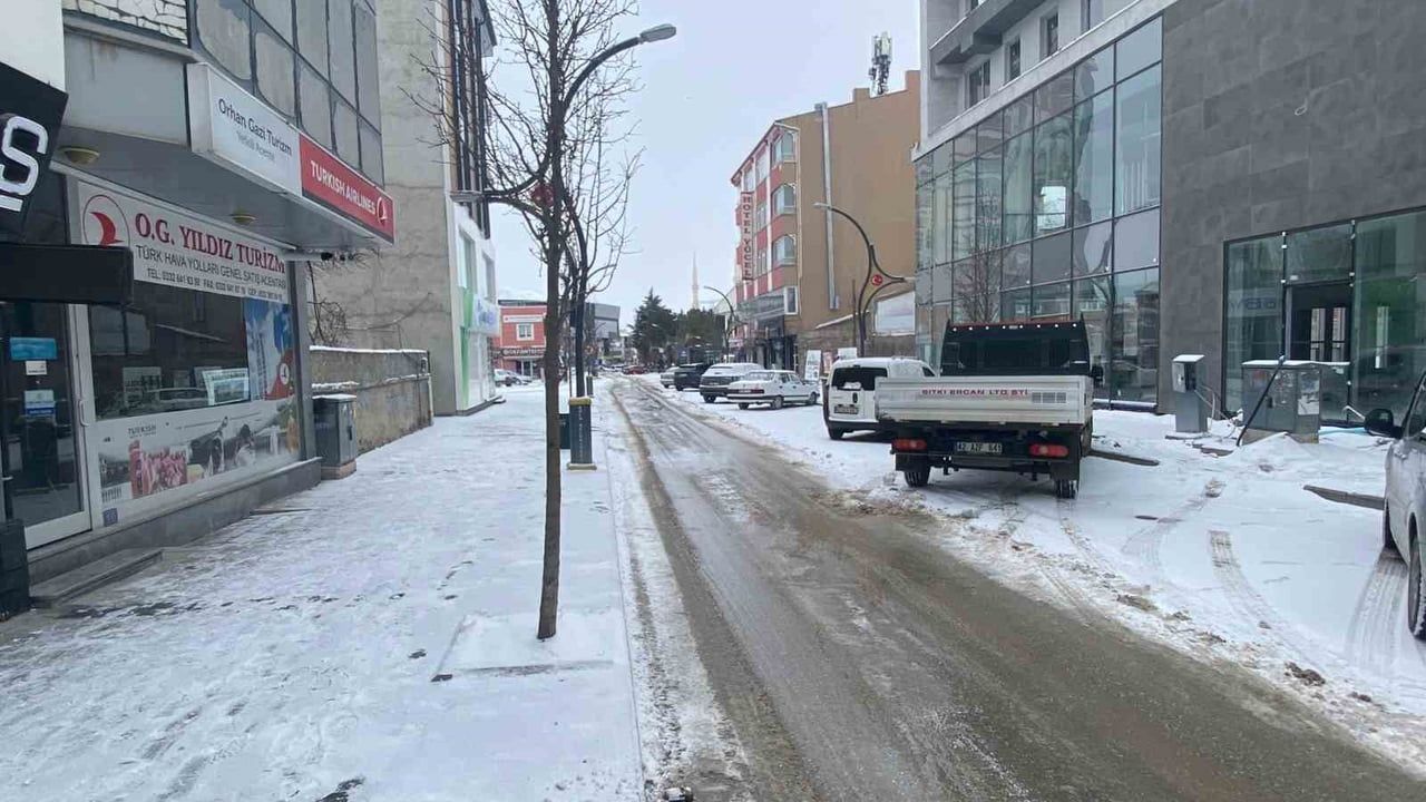 Kulu'da Mevsimin İlk Karı Etkili Oldu — Konya'da İlçe Beyaza Büründü