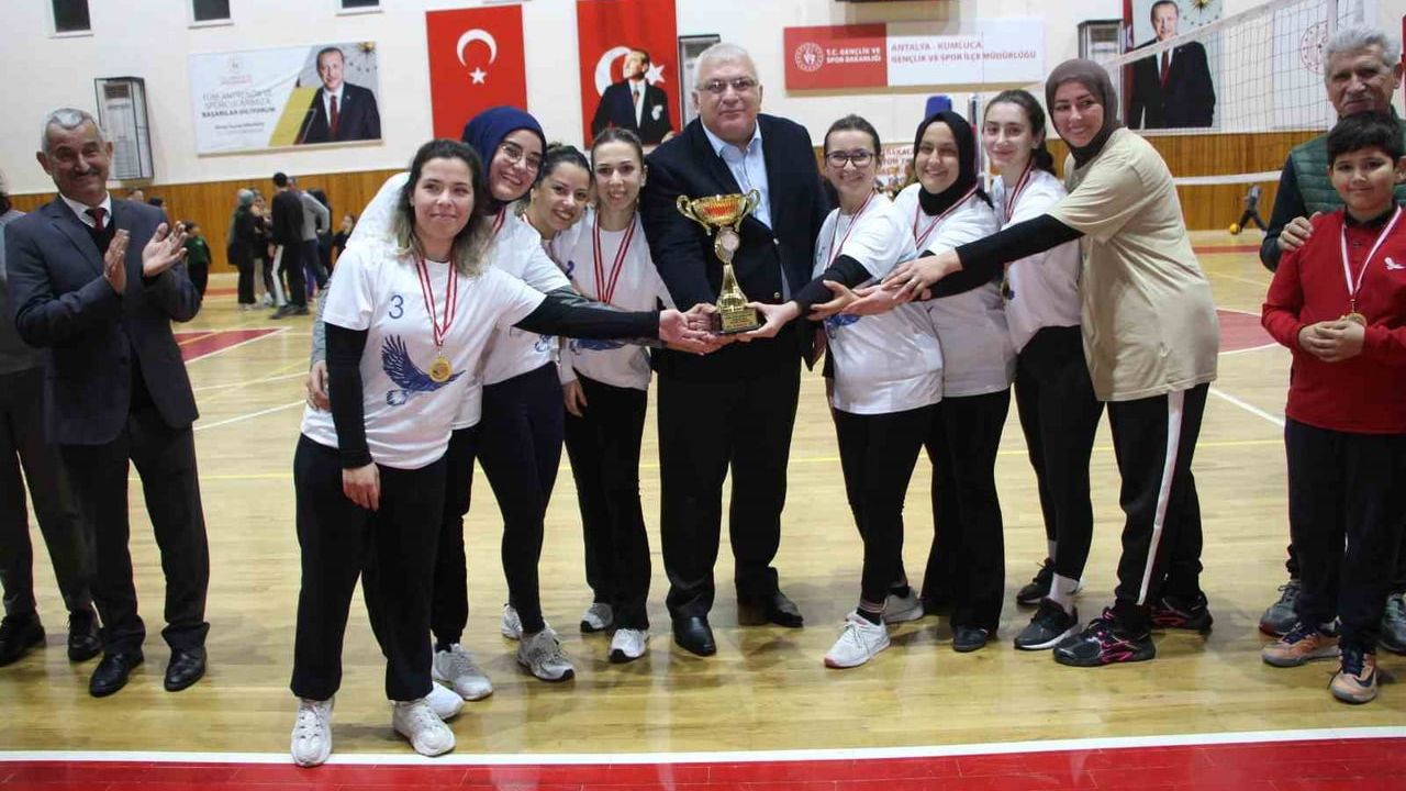 Kumluca'da Kadın Öğretmenler Voleybol Turnuvası Sona Erdi — Kumluca Özel Sınav Koleji Şampiyon