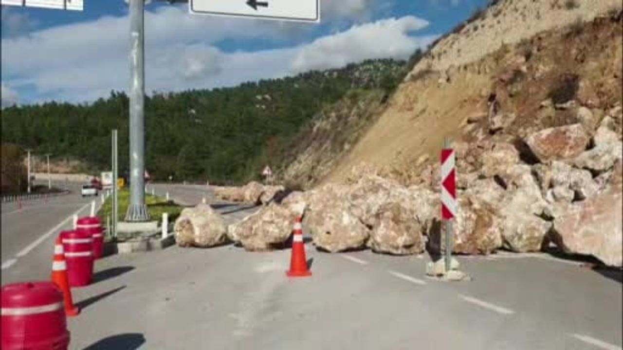 Kumluca-Kemer Karayolu'nda Heyelan: D-400'e Kayalar Yola Saçıldı