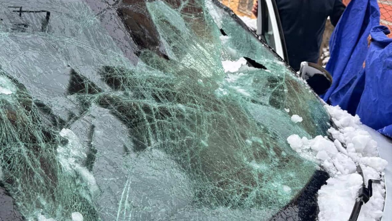 Kurtalan'da Çatıdan Düşen Kar Kütlesi Otomobili Kullanılamaz Hale Getirdi