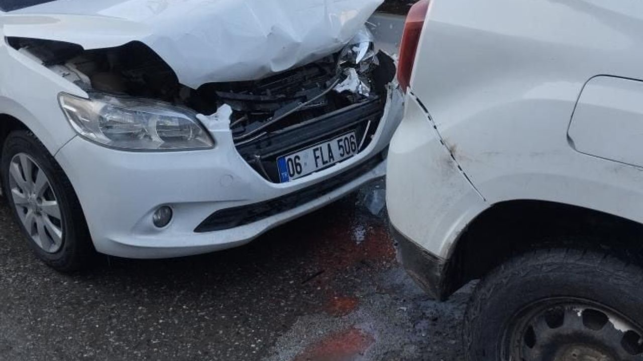 Kurtalan'da İki Otomobil Çarpıştı: Buzlanma Maddi Hasara Yol Açtı