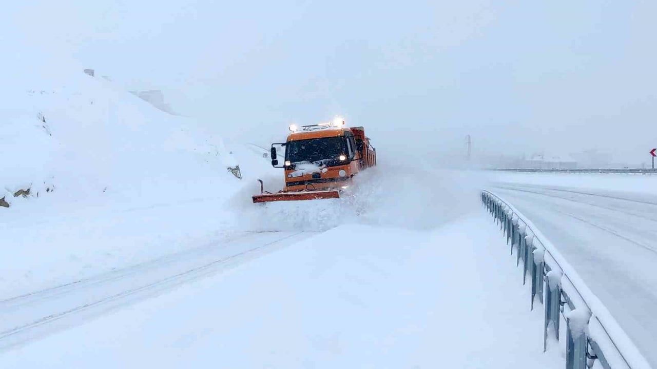 Kurubaş Geçidi'nde Kar ve Sis Trafiği Aksatıyor