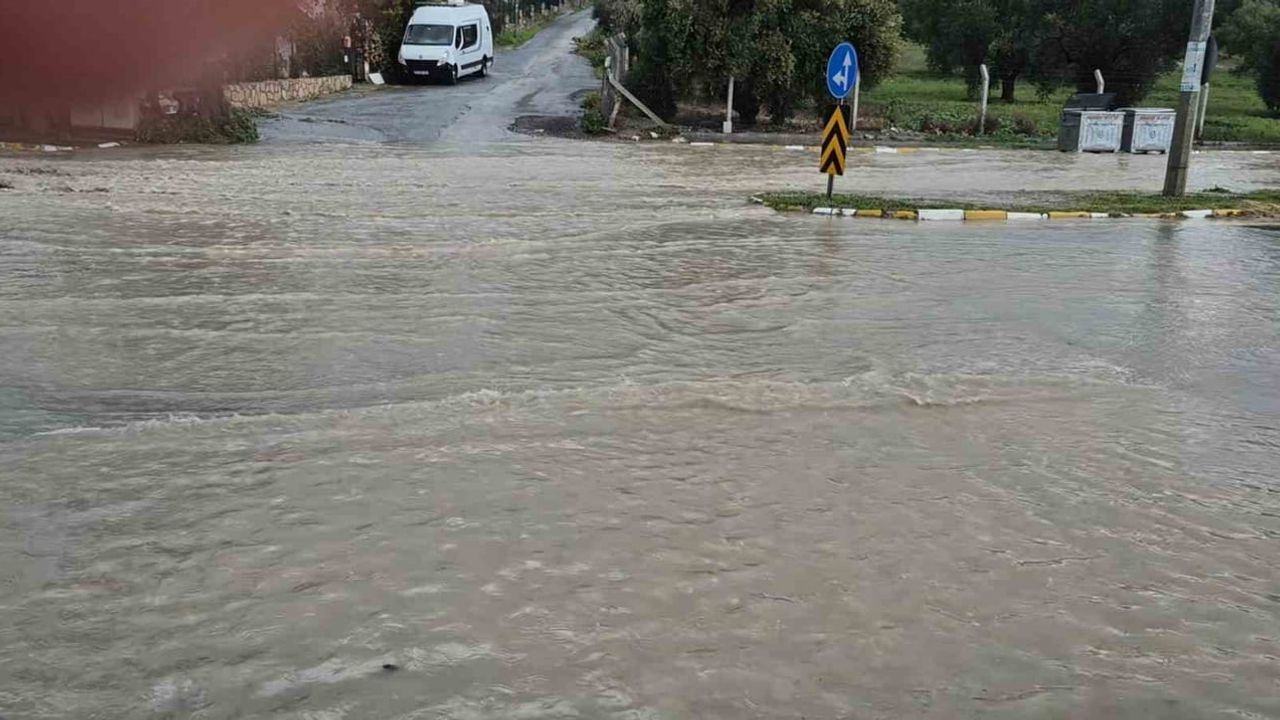 Kuşadası 30 Dakikada Sele Teslim: Araçlar Sürüklendi