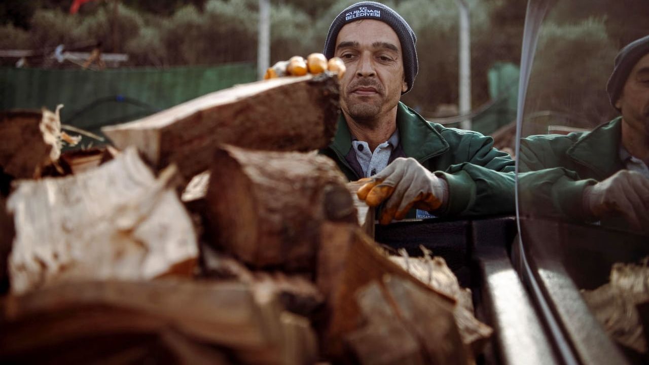 Kuşadası'nda Ağaç Atıkları İhtiyaç Sahiplerine Yakacak Oluyor
