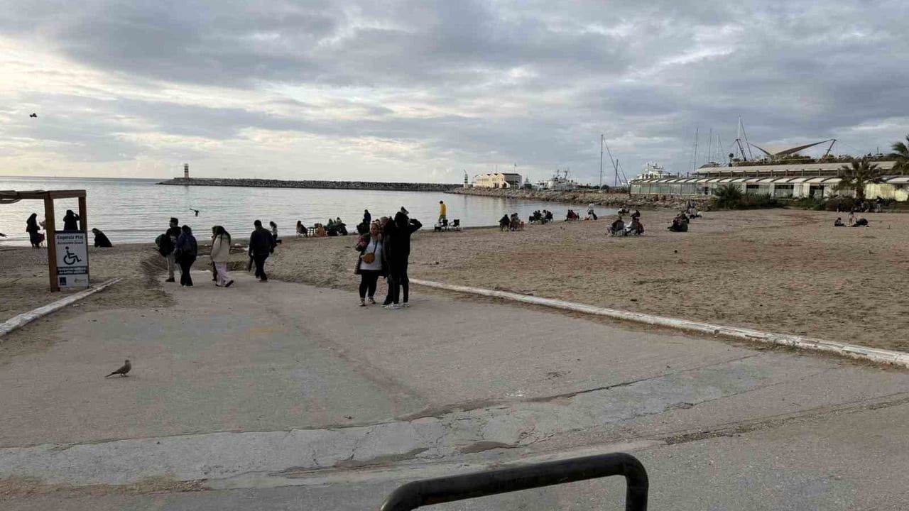 Kuşadası'nda Fırtına Sonrası Bahar: Sahiller Hafta Sonu Doldu