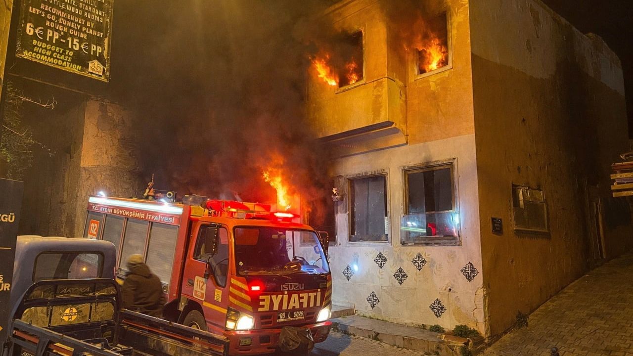 Kuşadası'nda Metruk Binada Yangın Kontrol Altına Alındı