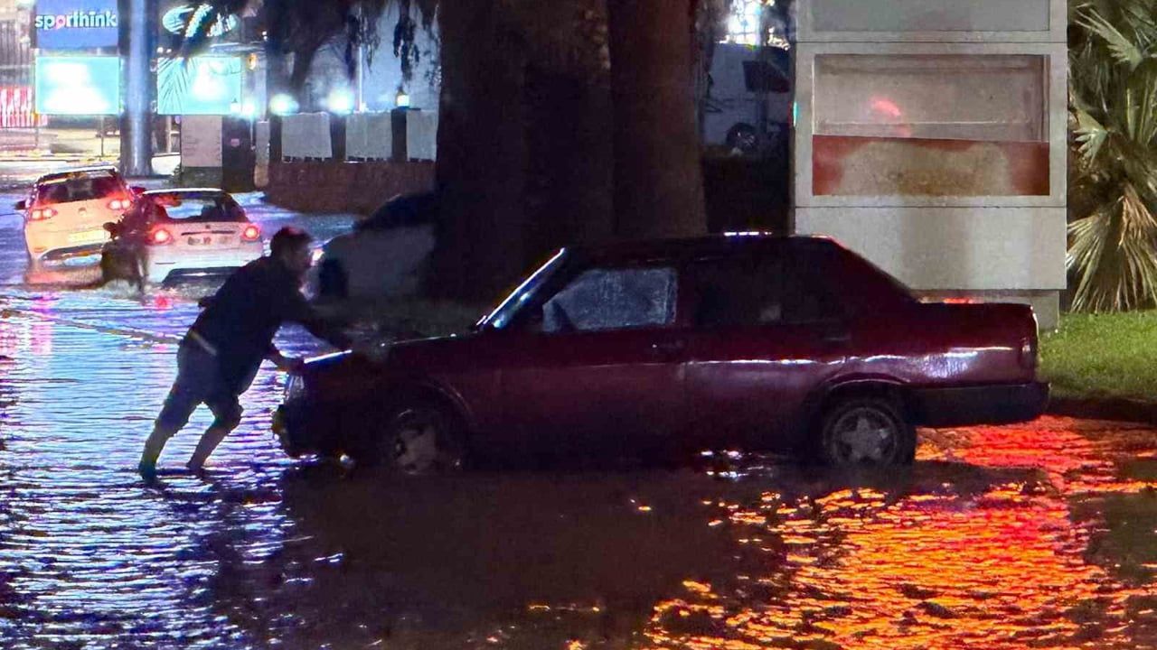 Kuşadası’nda Sağanak 15 Dakikada Yolları Göle Çevirdi: Araçlar Mahsur Kaldı