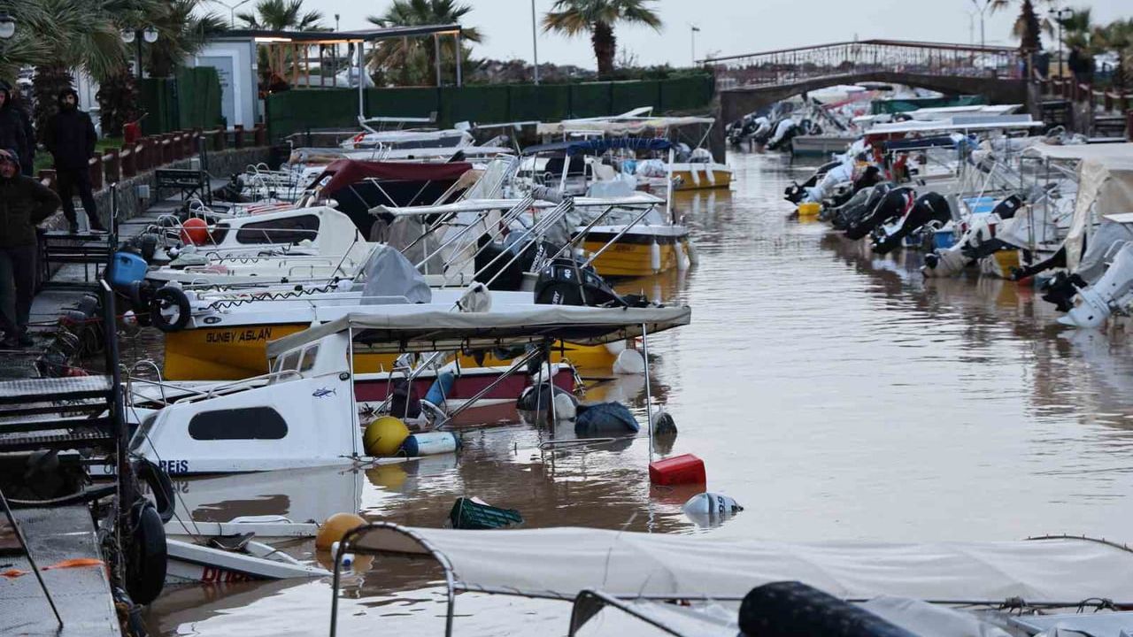 Kuşadası'nda Sağanak: Davutlar Balıkçı Barınağı'nda Yaklaşık 10 Tekne Battı