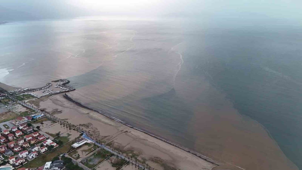 Kuşadası'nda Sel: Sevgi Plajı'nda Deniz Kahverengiye Döndü