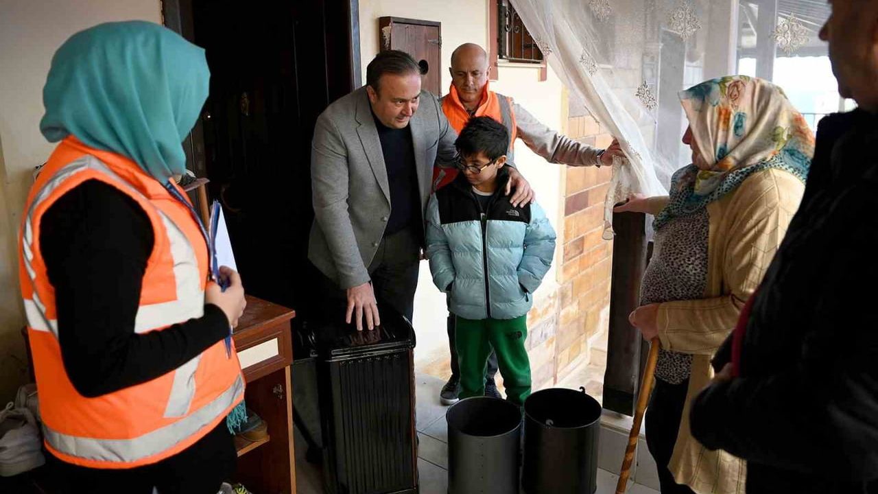 Kuşadası'nda Soba Desteği: 36 Haneye Dayanışma Isınıyor