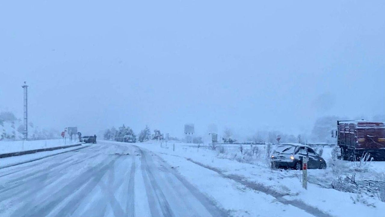 Kütahya Beyaza Büründü: Kütahya-Tavşanlı Yolunda Ulaşım Aksadı