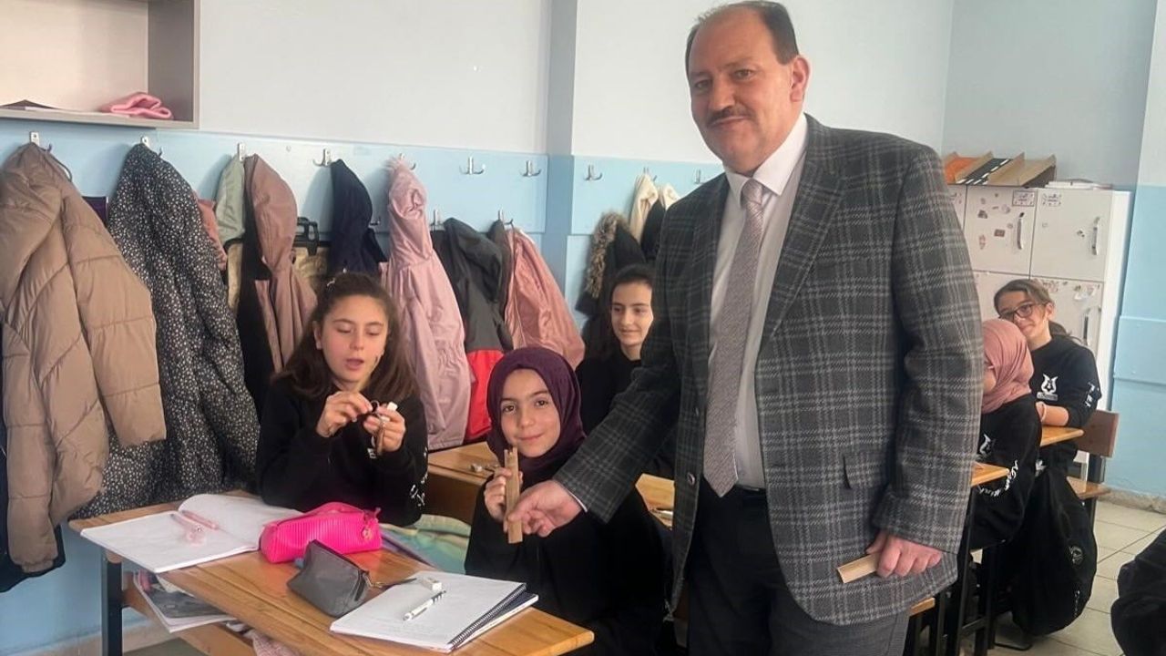 Kütahya'da Akşemsettin Kız AİHL'de 'Tohumlu Kalem' Sürprizi