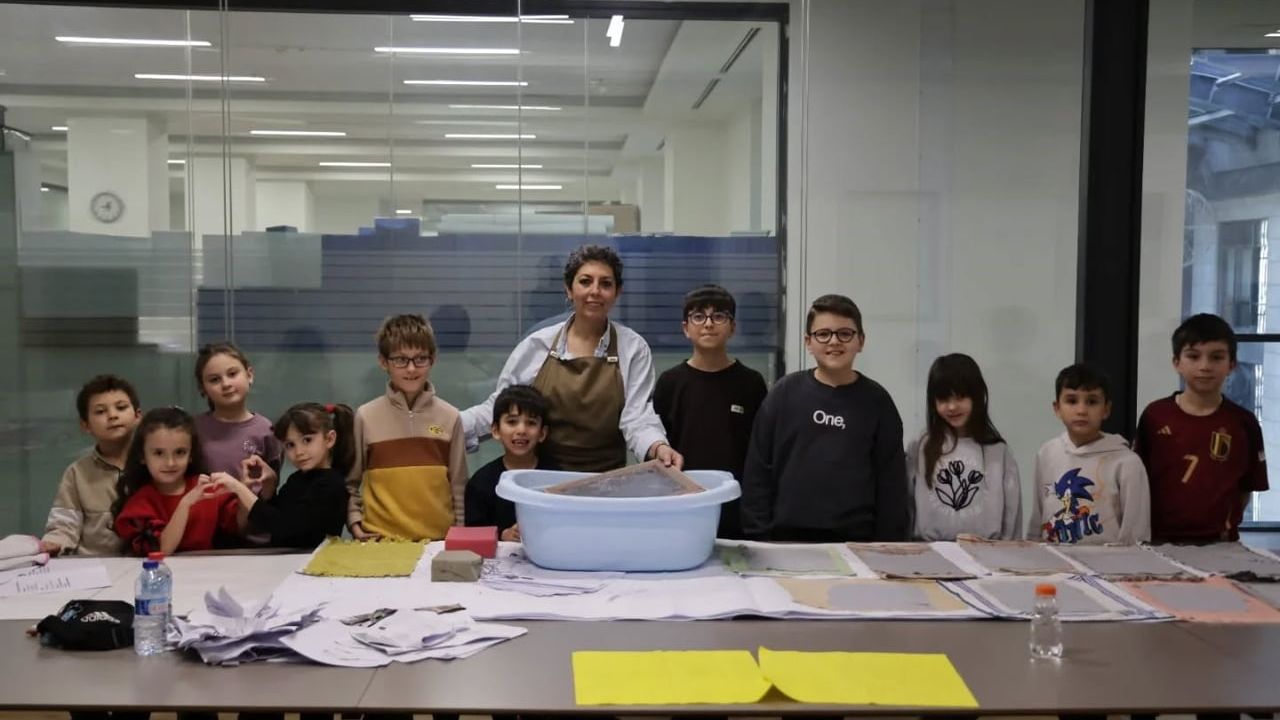 Kütahya’da Çocuklar Atık Kâğıtlardan El Yapımı Kâğıt Workshop’una Yoğun İlgi